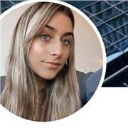Soy una chica abierta , alegre y trabajadora , dispuesta a dar clases adaptadas al nivel del alumno .